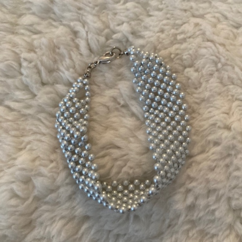 Delicate pearl bracelet